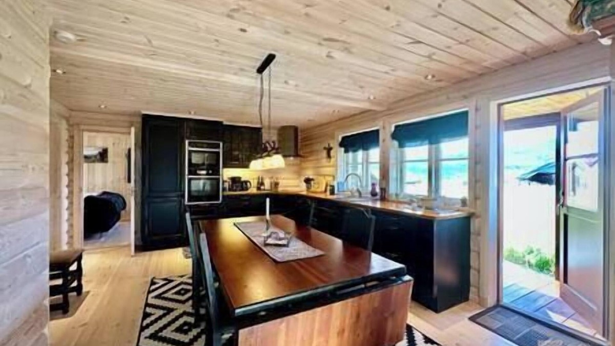 Tyinkrysset Cabin | Indoor hot tub, views & nature, cosy family cabin