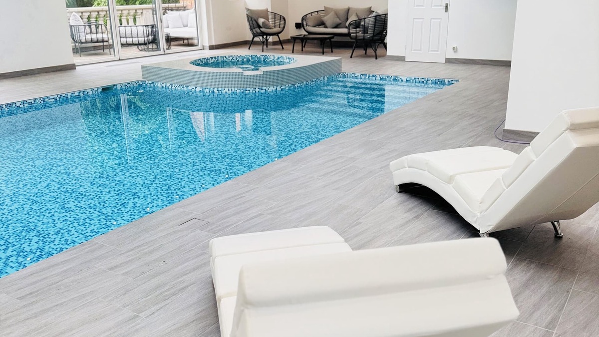 Sunningdale House | Indoor Hydro Pool & Wellness Spa