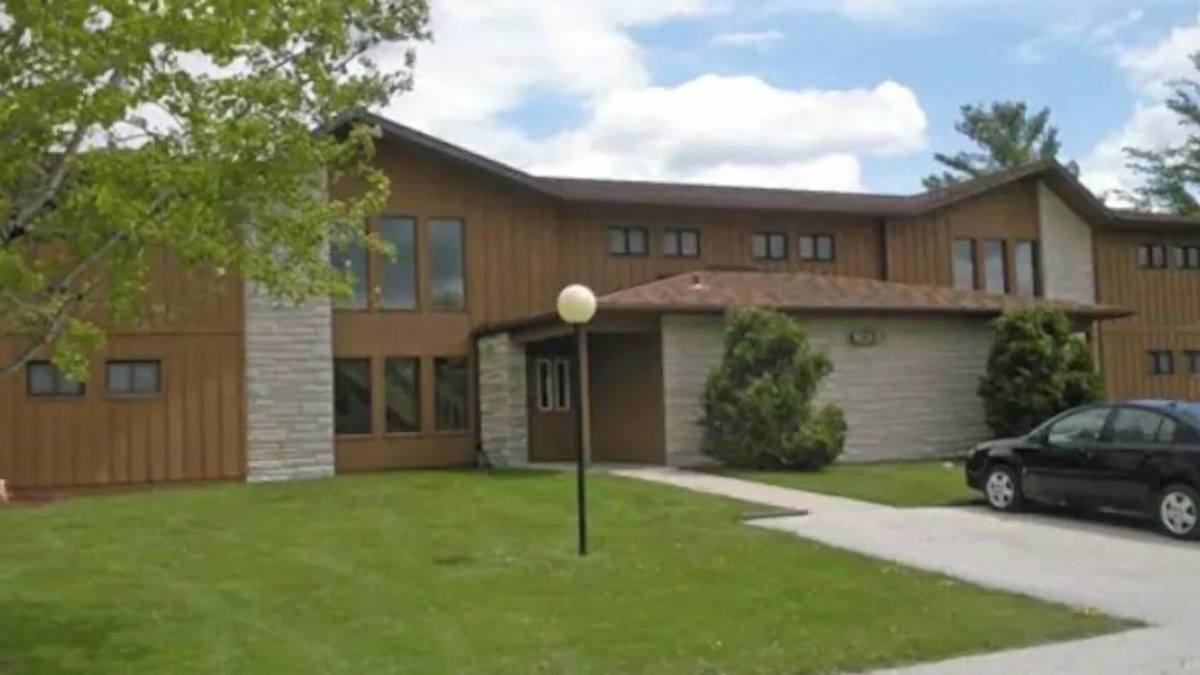 Mishicot Apartment | Indoor, outdoor pool, tennis and golf course