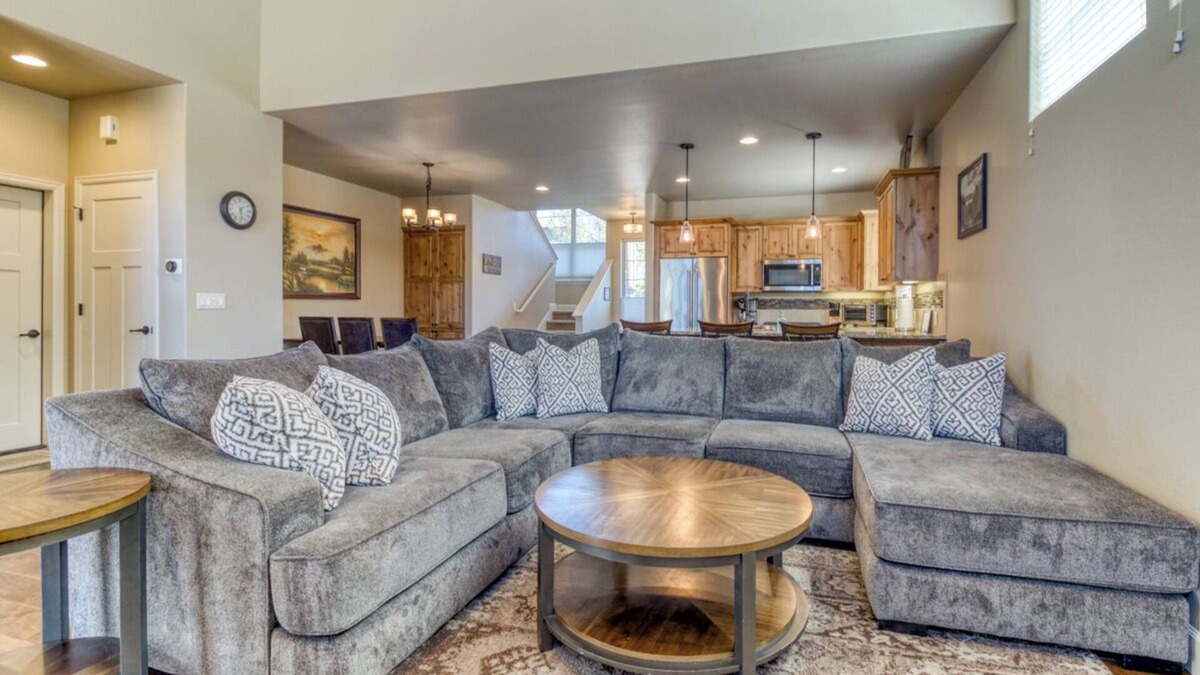 Redmond House | Indoor Pool ⭑ Bikes + Trails ⭑ Loft ⭑ Patio ⭑ WiFi ⭑ Golf & Sports Center Nearby