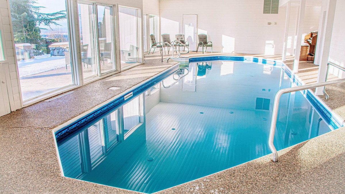 Lower Sumas Mountain House | Indoor pool, central, king bed