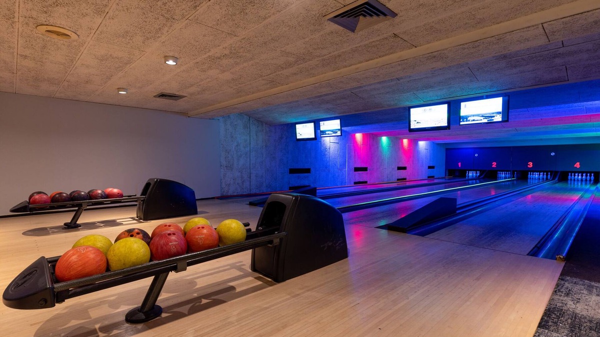 Winterswijk Hotel | Indoor Pool & Game Room Getaway with Direct Access to Nature and Parking
