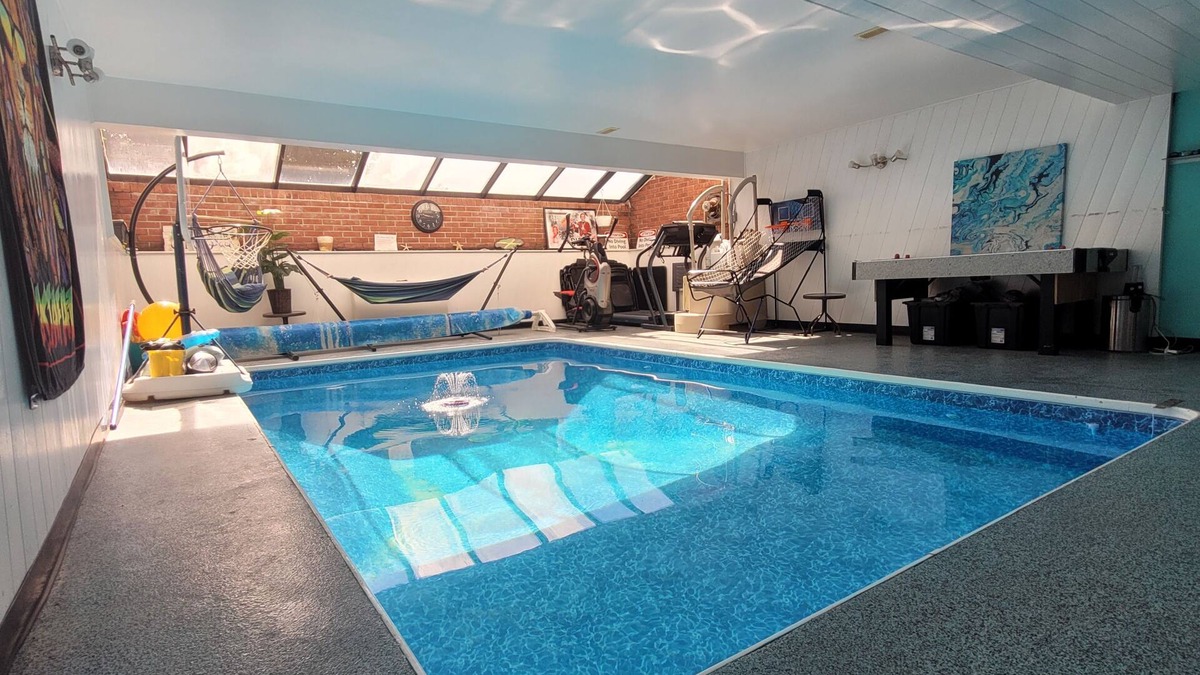 Aylmer House | Indoor pool, hottub & video game room, near beach