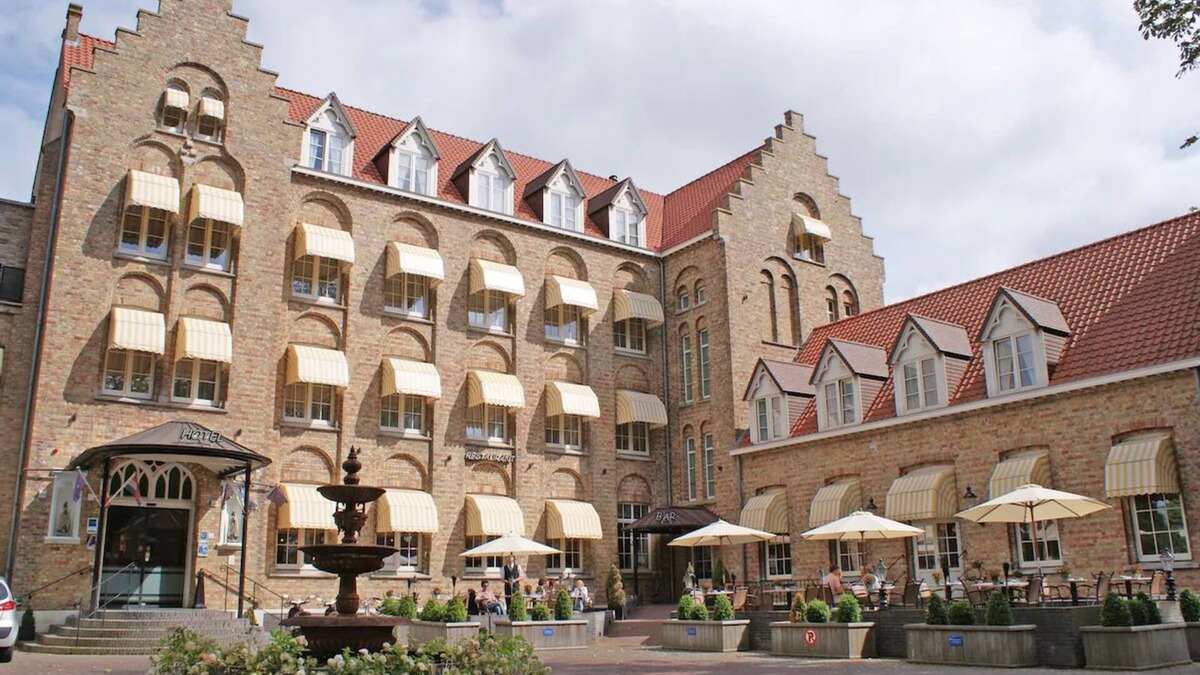 Sluis Hotel | Indulge in Cupule’s Oasis in Historic Location - Bike Rental, Free Parking