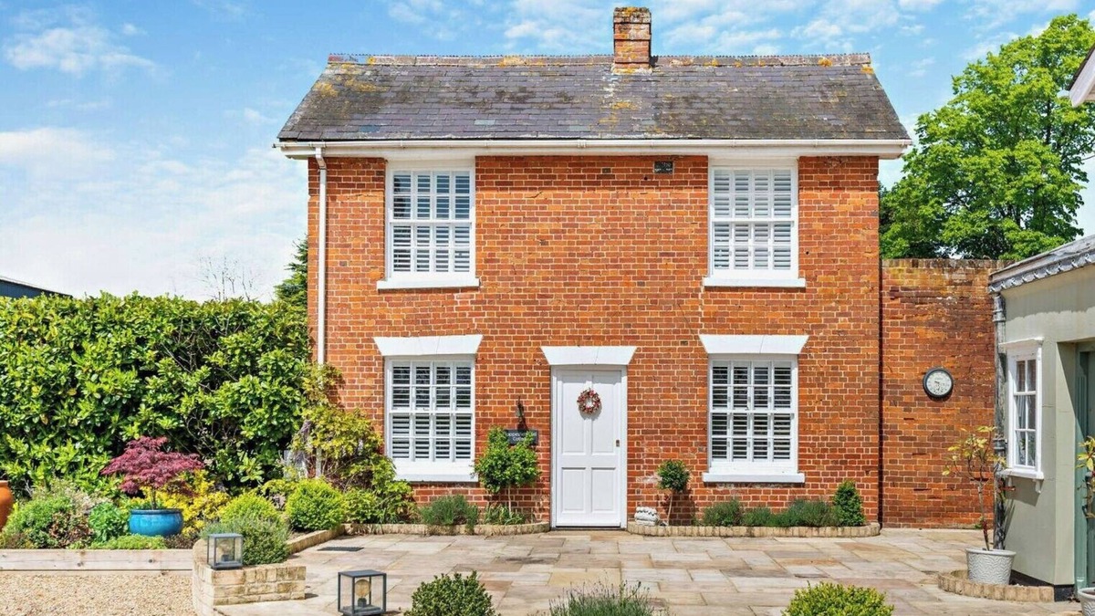 Toppesfield Cottage | Indulge in elegance at Toppesfield Hall Cottage: Hot Tub, Tennis, Bike Hire, Relaxation Treatments!