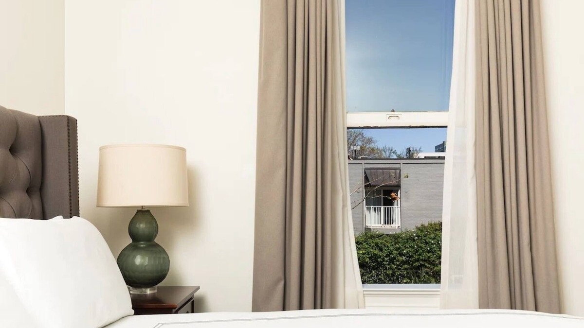 West Campus House | Indulge in Historic Charm & Modern Amenities – Boutique Hotel Experience