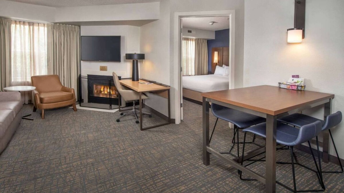 Linthicum Heights Hotel | Indulge in Home Like Comfort! 3 Comfortable Units, w/Pool, Free Breakfast!