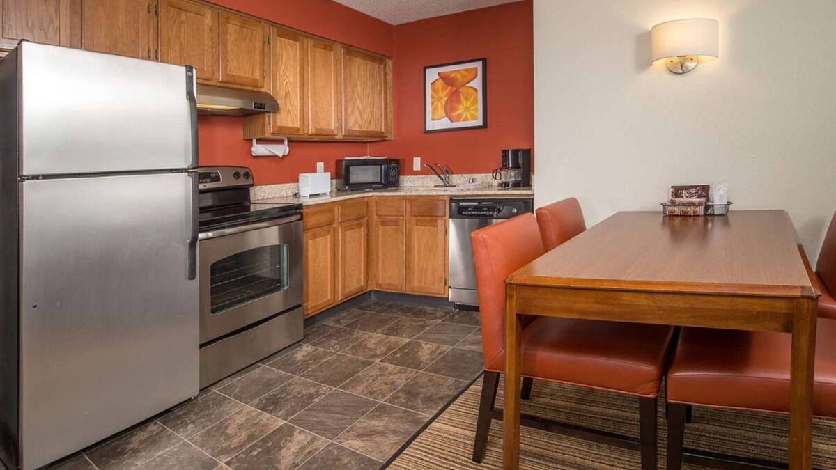 Charleston Hotel | Indulge in Home-Like Comfort! Pet-Friendly, Close to East End Historic District