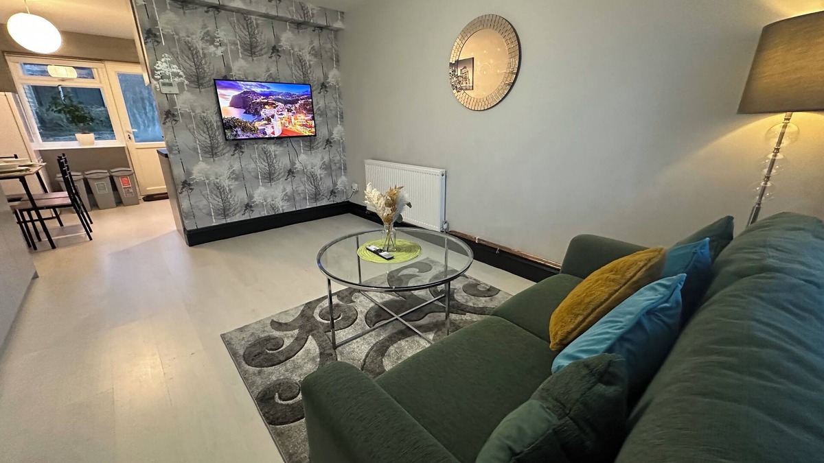 Swindon House | Indulgent Cozy 2 BR home