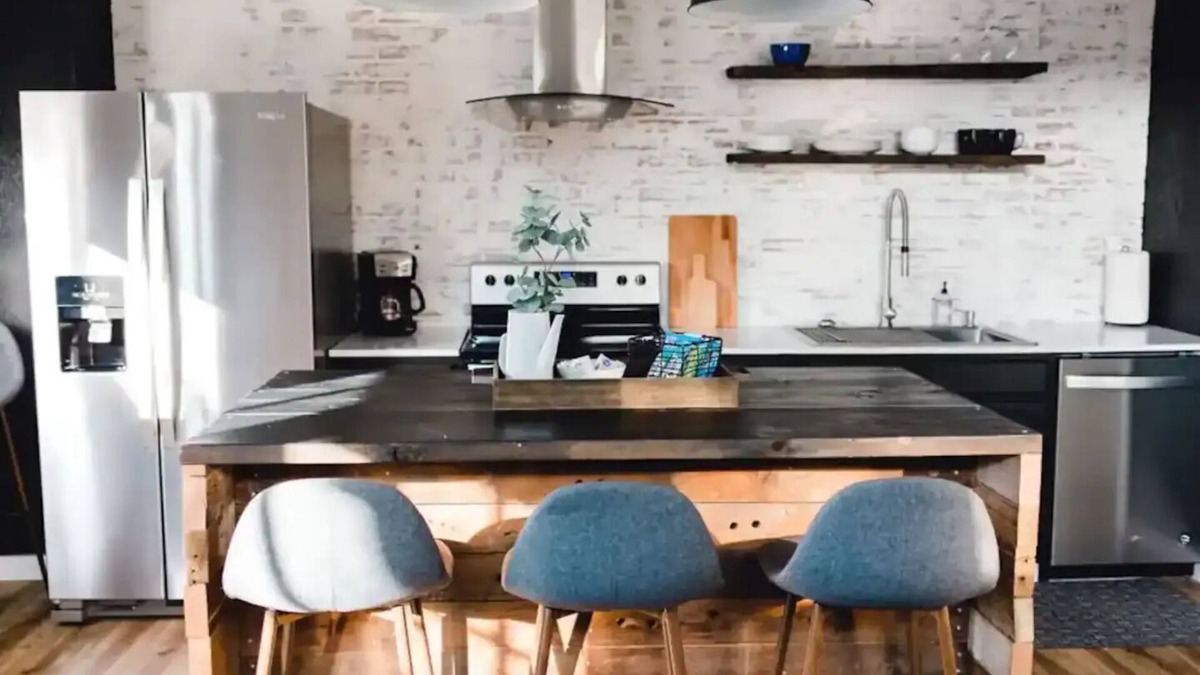 Tri-Cities House | Industria - Private ground floor apartment, loaded with amenities.