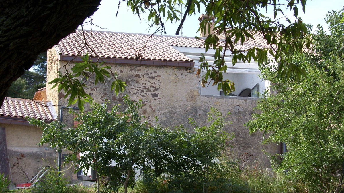 Tourbes House | Industrial design and in old walls with gr. Terrace. Garden m. Basin from 999, -Euro
