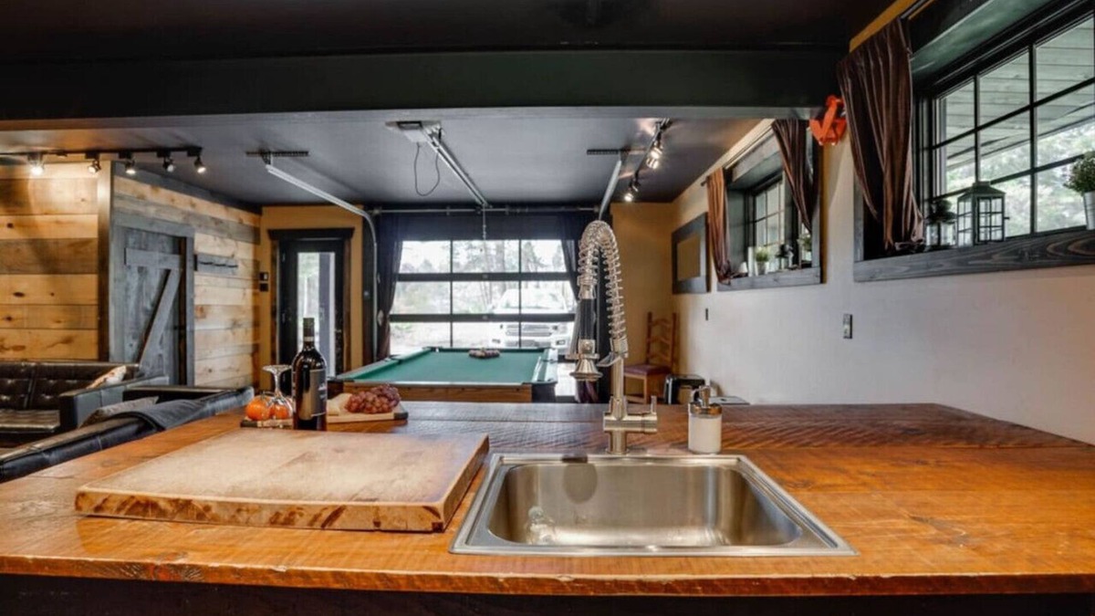 Cantley Apartment | Industrial Loft 1 | Hot Tub | Pool Table | Lake