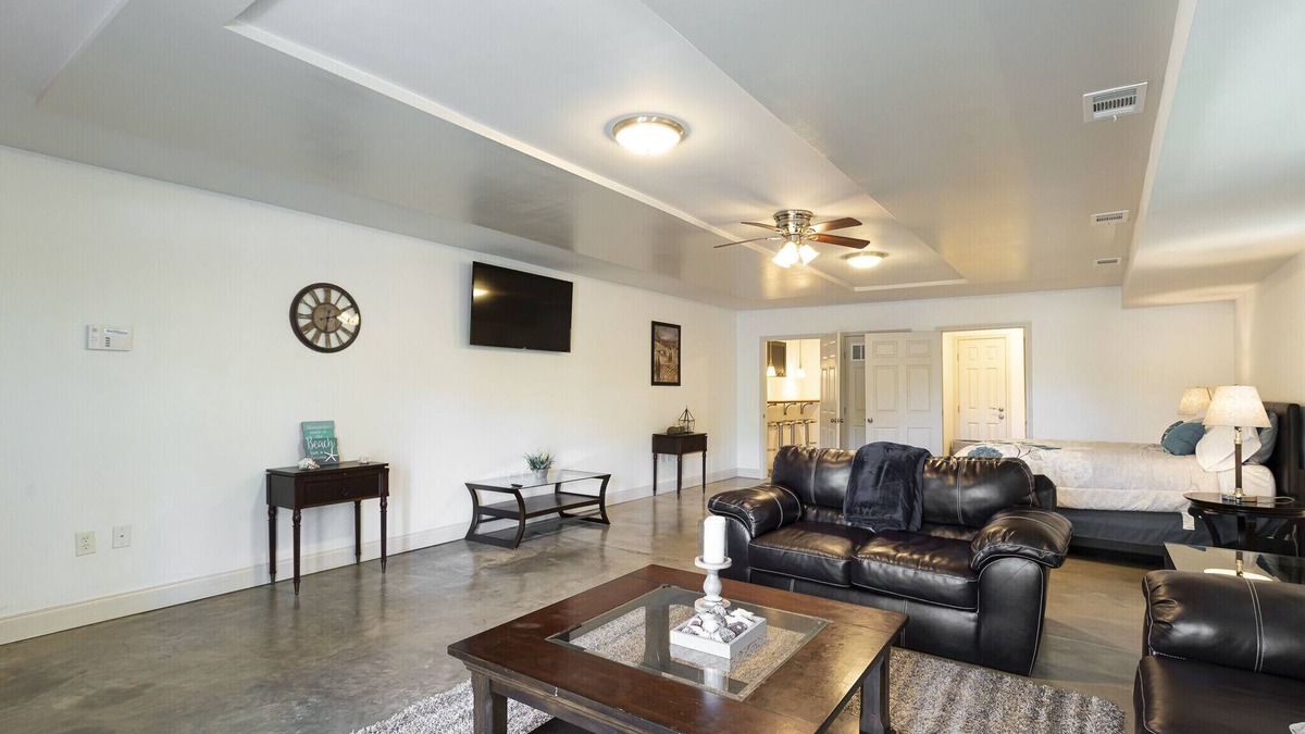 Church Street Apartment | Industrial loft quiet, 6 min to airport