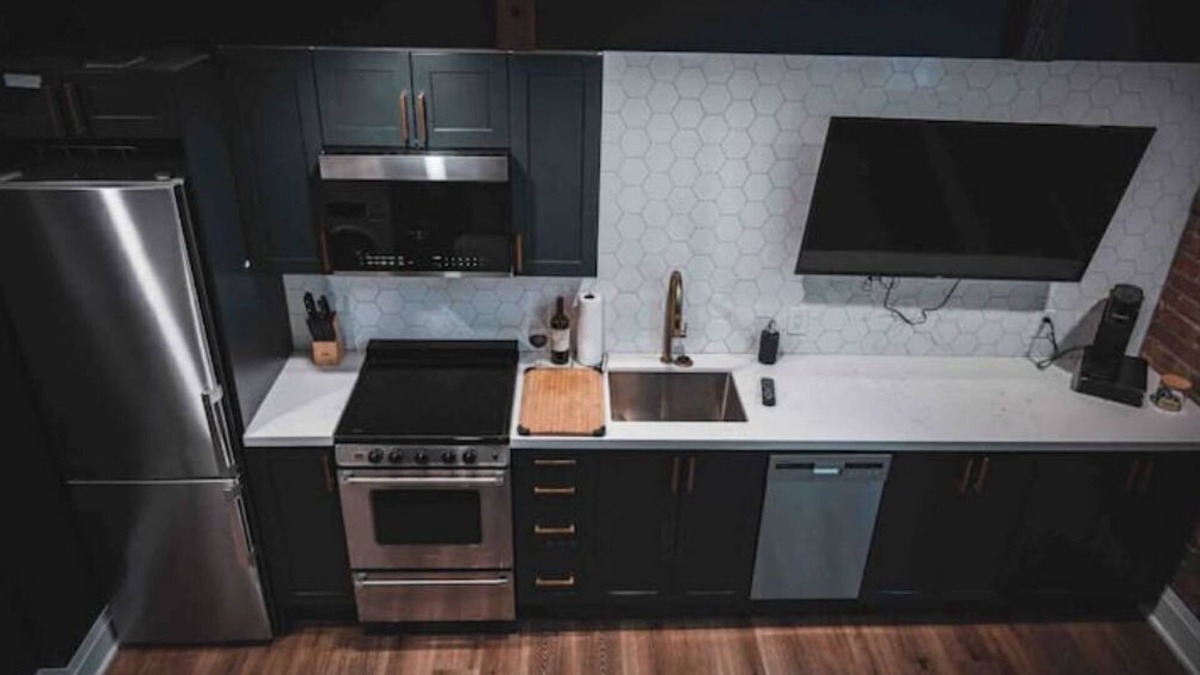 Barrie Apartment | Industrial Luxury Living w/17ft Ceilings & King bd
