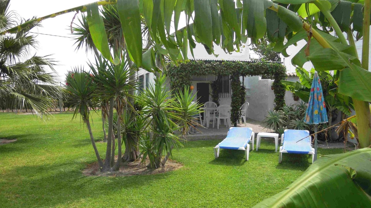 El Palmar House | inexpensive beautiful Holiday Home with Garden - 400 metres to the Beach