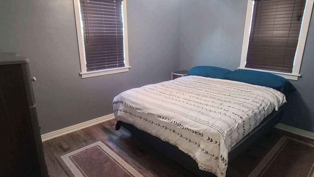 Mansfield House | Inkcarceration Blue Sapphire Cottage, Close to Venue
