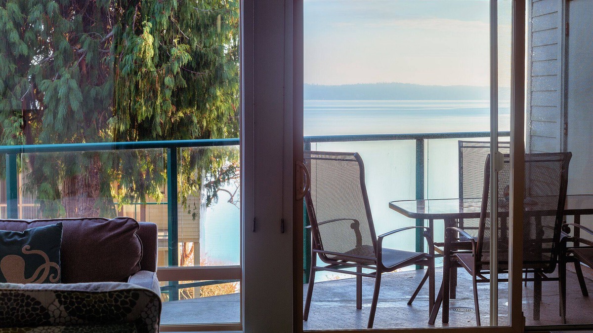 Regional District of Nanaimo Condo | INN OF THE SEA- beautiful 2 bedroom condo, OCEANFRONT Heated Pool/Hot Tub/Dock