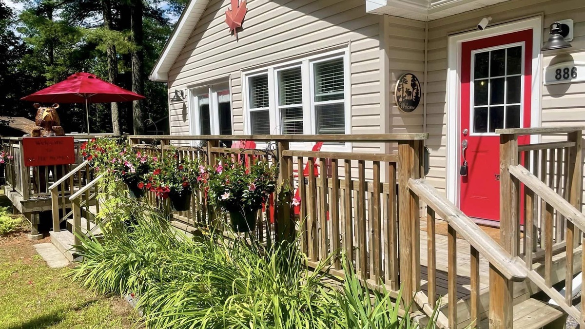 Port Sydney Cottage | Inn The Moment: A Bright and Cozy Getaway in the Heart of Muskoka