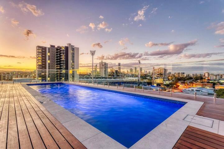 East Brisbane Apartment | Inner city 1 bedroom Apartment with Rooftop pool and Parking - Serain Residences
