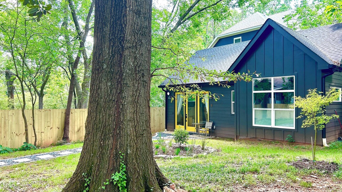 Edgewood House | Inner City Hideout: Serenity with Big Nature Views