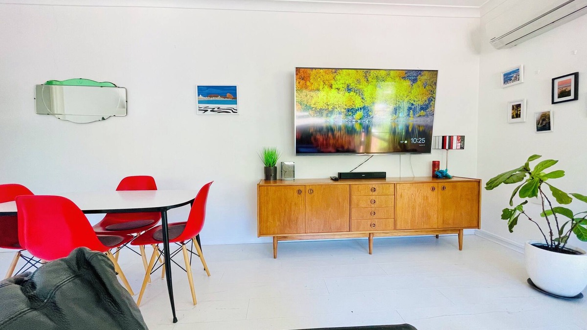 Lyneham Apartment | Inner North Retro Gem - Pet Friendly