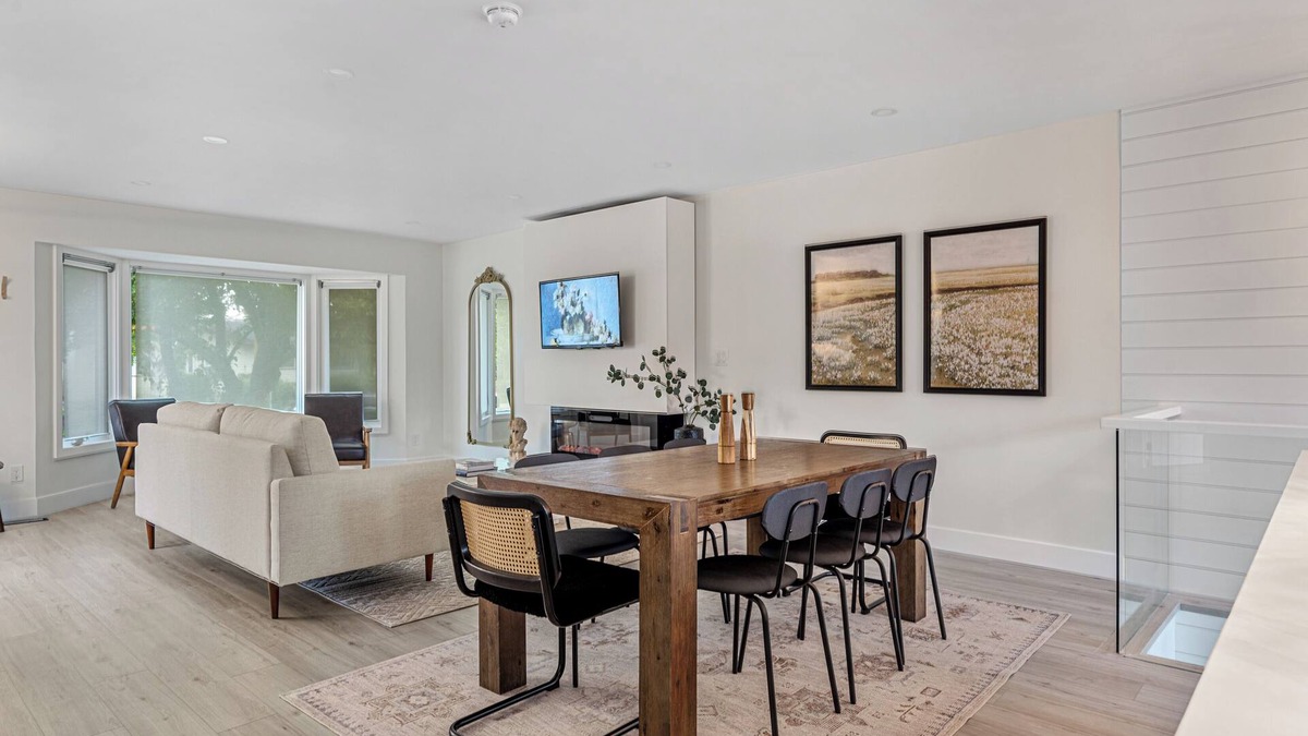 Haysboro House | InnerCity | 4 bed 3 bath | AC | Poker | Xbox | Backyard BBQ | LRT | shops & eats