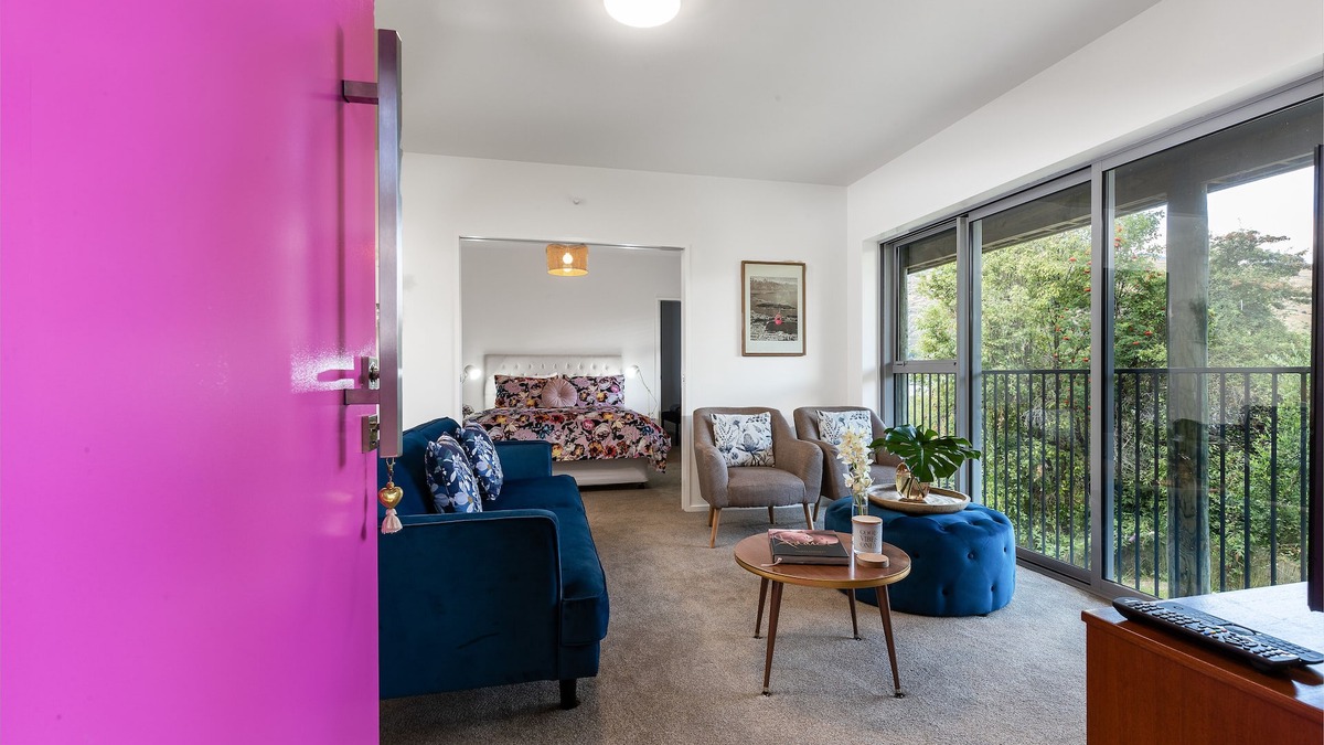 Queenstown Apartment | InnThePink-Brand new Apartment on Lake Edge