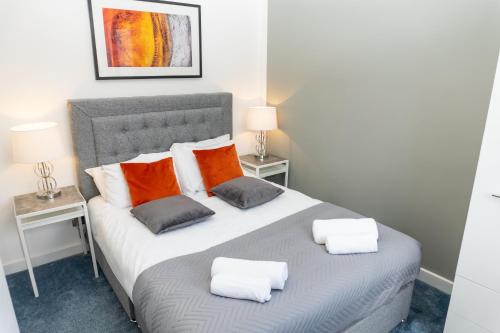 Swindon Apartment | Inspiration by Olauda SA - 3 Bed House with Free Parking