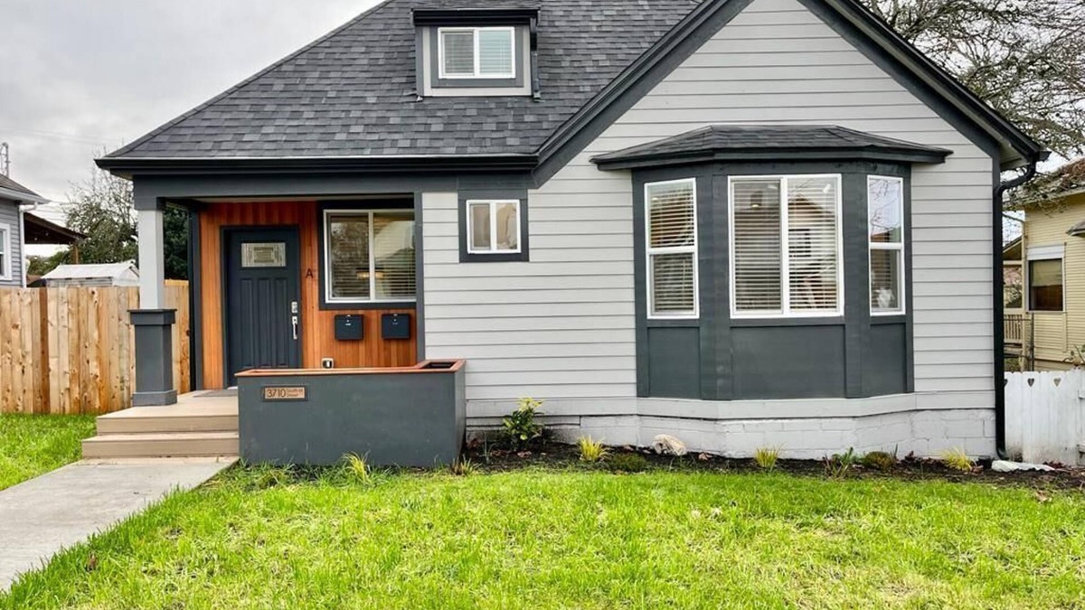 South Tacoma House | Insta-worthy! 2 Bedroom Fancy Townhouse Duplex