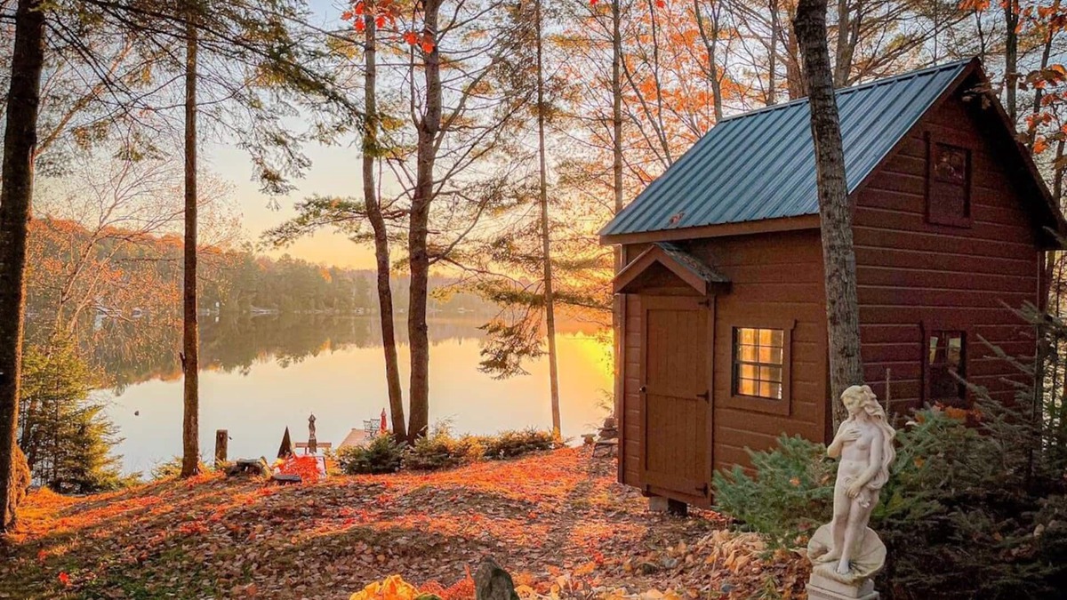Irondale Cottage | Insta-worthy 3 Bedroom Waterfront Cottage in Haliburton