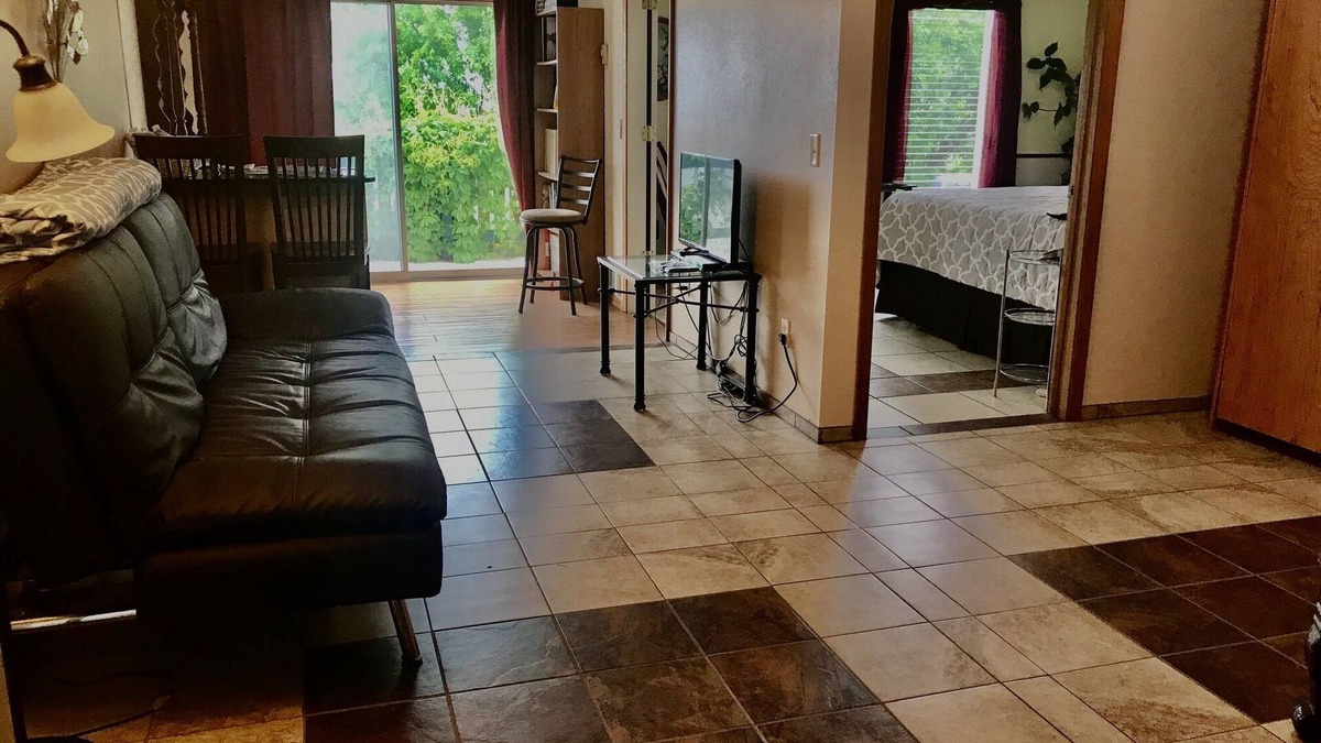 Ronan Apartment | Insta-worthy Aprtmnt King Bed prime, Hottub AC Slps 6 near Flathead Lk & venues