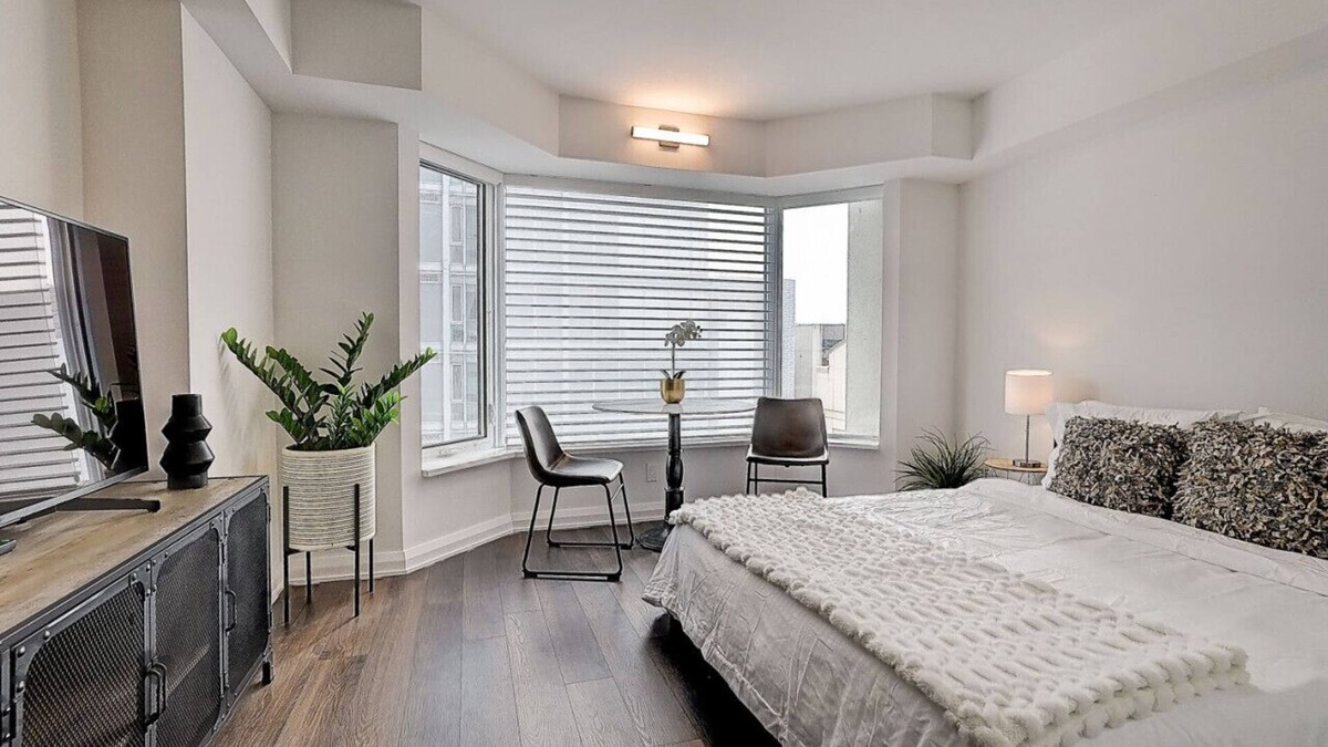 Bloor-Yorkville Condo | Instant Suites -Stunning Designer Studio Yorkville