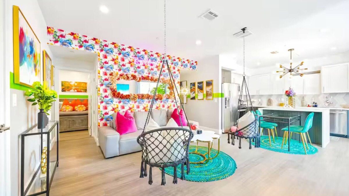 North Hollywood House | InstaWorthy NoHo Gem: Near Universal Studios - Hot Tub - BBQ - Free Parking!