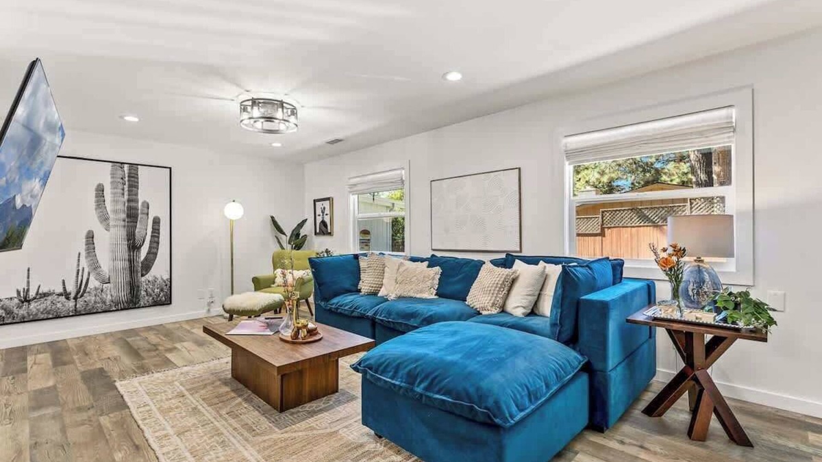 Shadow Mountain House | Int Designed | Single Level | Hottub | 5min to DT