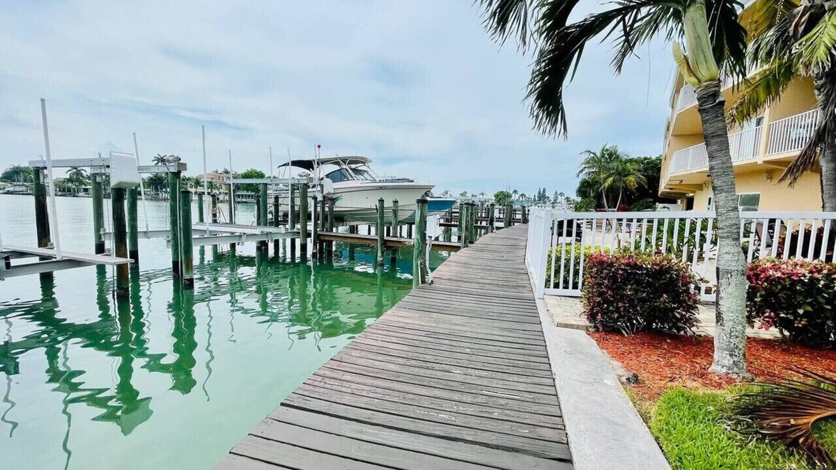 Capri Isle Condo | Inter-coastal Piece of Paradise ? Walk to Beach