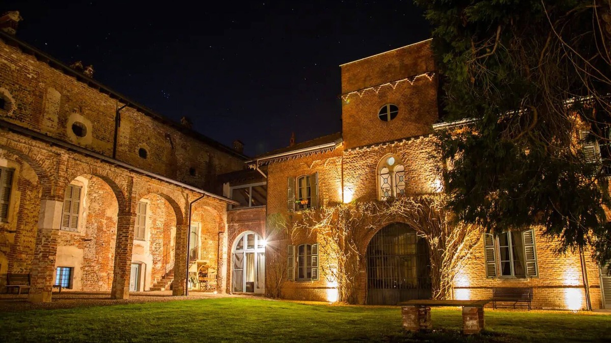 Vaprio d'Agogna Villa | Intera Villa Storica di Charme con Piscina e Parco