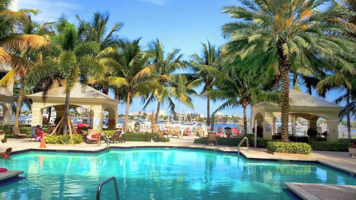 East Ocean Ave Apartment | Intercostal Luxury Condo 5 mins from the Beach. 10min from Delray Beach.