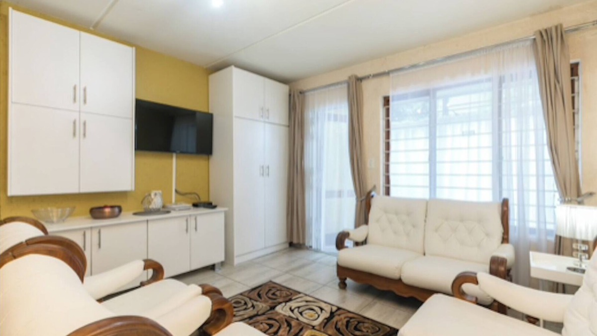 Greater Johannesburg Metropolitan Area Apartment | International House Joburg ~ Unlimited Wifi, Cable, Gated Condo & Parking