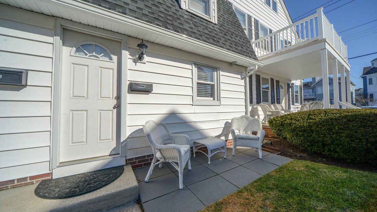 Gold Coast Condo | Internet, Cable, Window A/C, Outside Shower