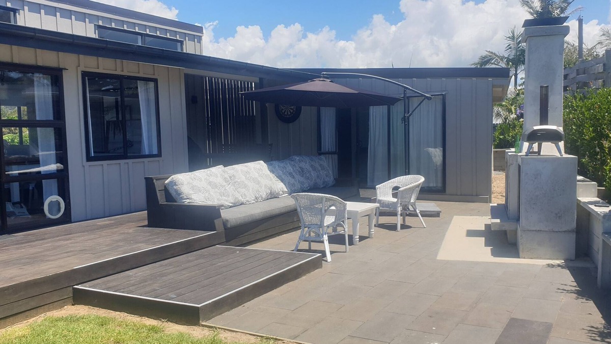 Mangawhai Heads House | INTERNET & Outdoor Fire Modern Beach House near Beach Walkway with 4 bedrooms