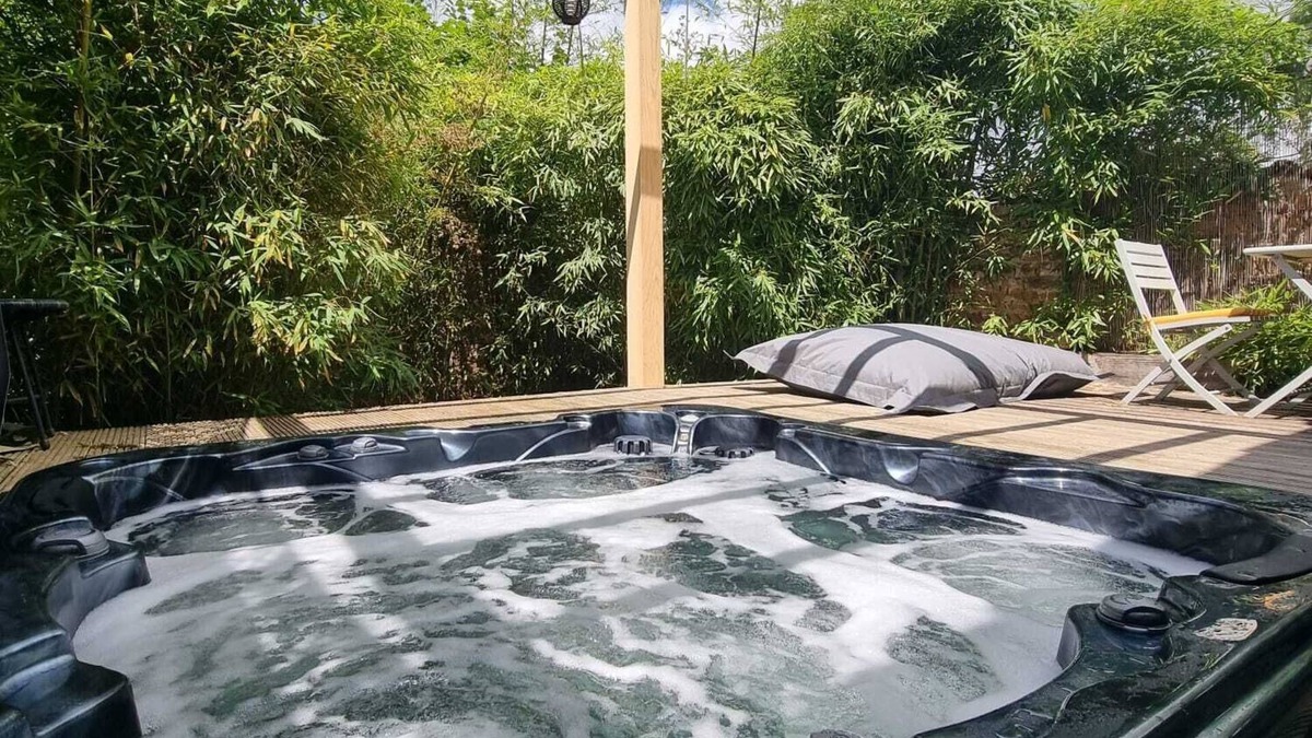 Jarnioux House | Intimate house with spa and sauna 30 minutes from Lyon. Relaxation and privacy.