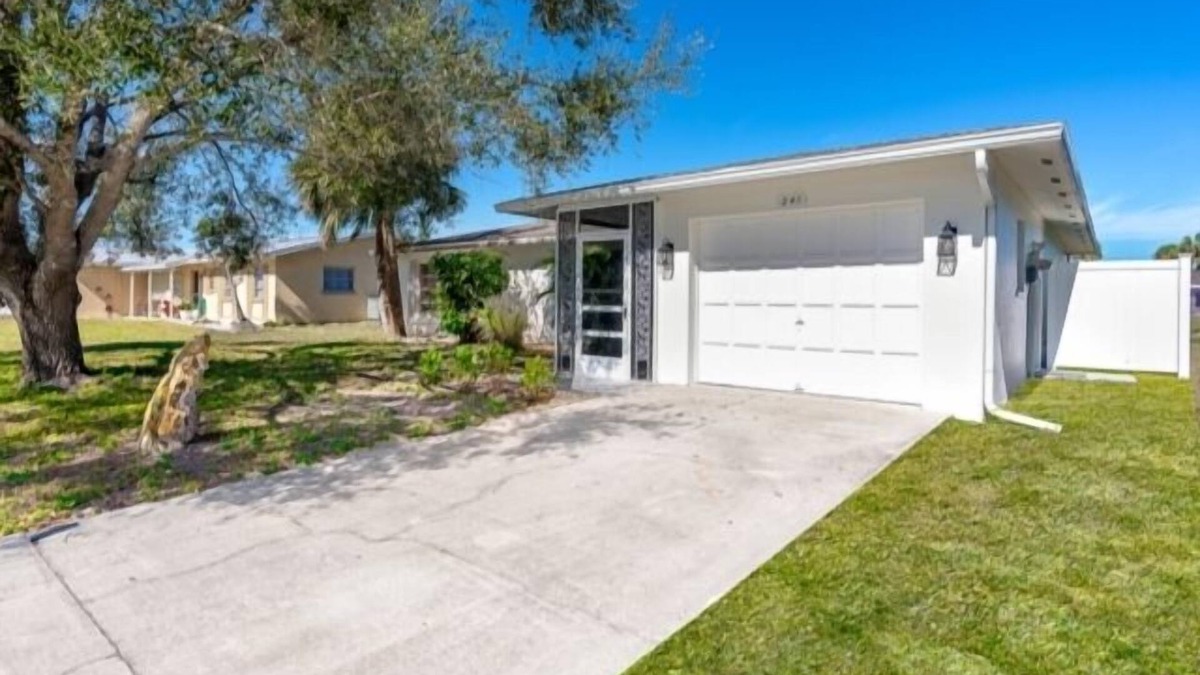 Oakland Hills House | Introducing Caddy Shack,the perfect abode for your short-term stay. This delightful 2 bed, 2 bath canal home has been thoughtfully remodeled to exude a beachy atmosphere