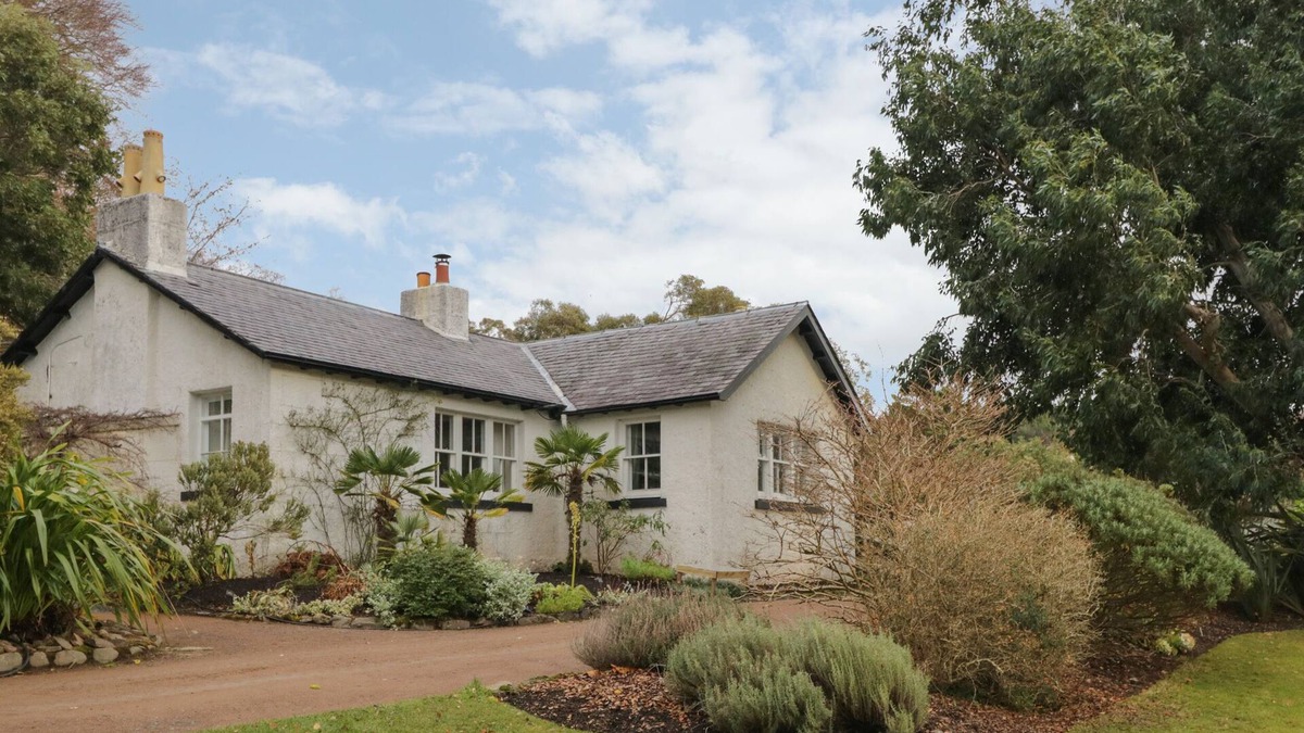Drumchork Cottage | INVEREWE - GARDEN LODGE, family friendly, with a garden in Poolewe