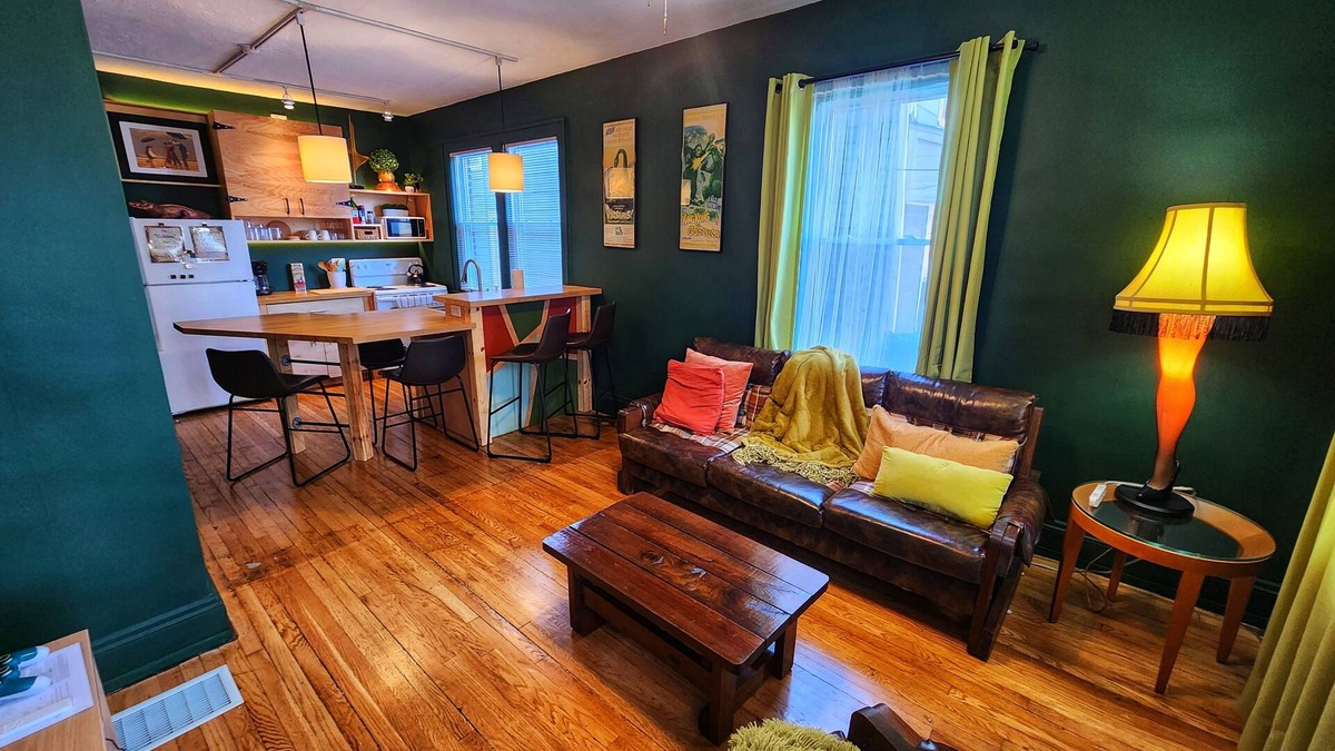 University Circle Apartment | Invidiosamente verde #3 *Family Run*