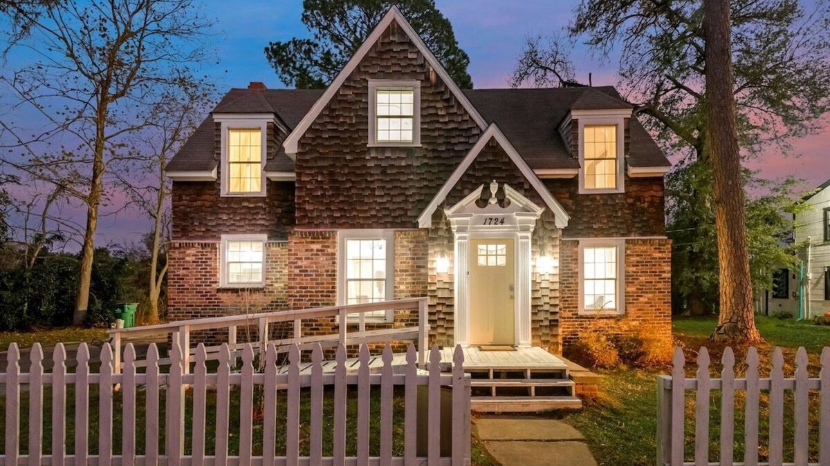 Palestine House | Inviting 100-yr-old updated & roomy cottage w/deck