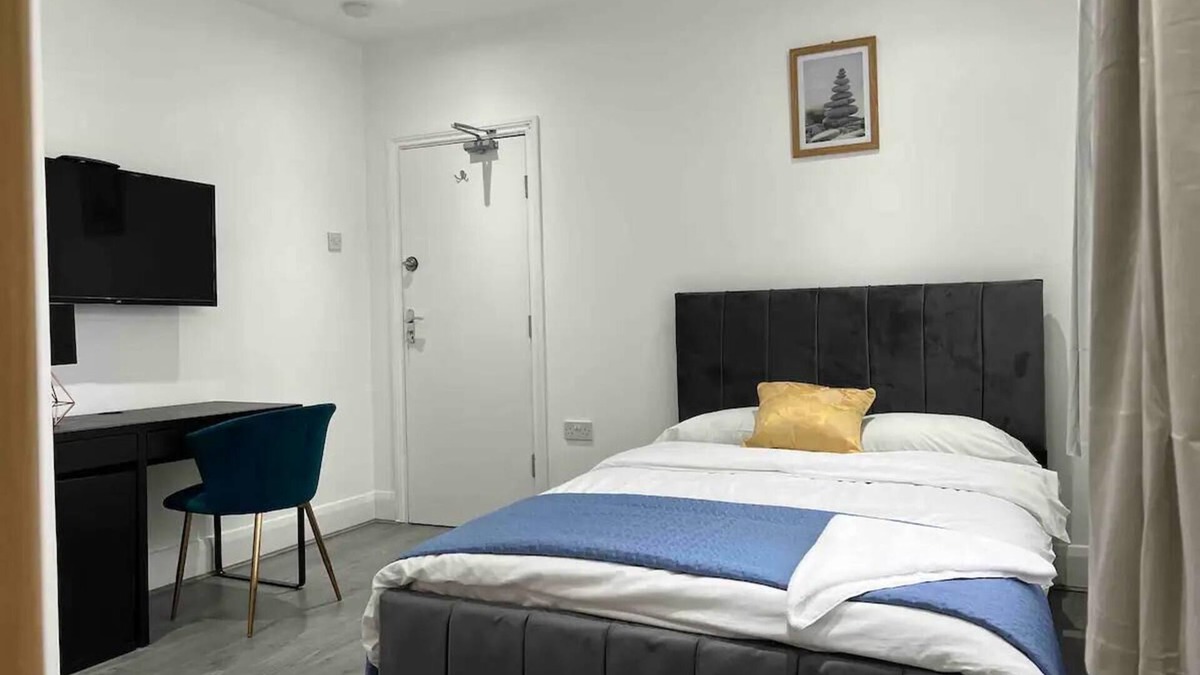 Clayhall Apartment | Inviting 2-Bed Apartment in Ilford