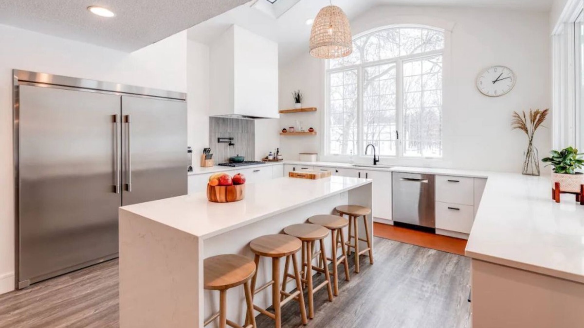 Navarre House | Inviting 6 Bedroom House with Pool, Sauna.