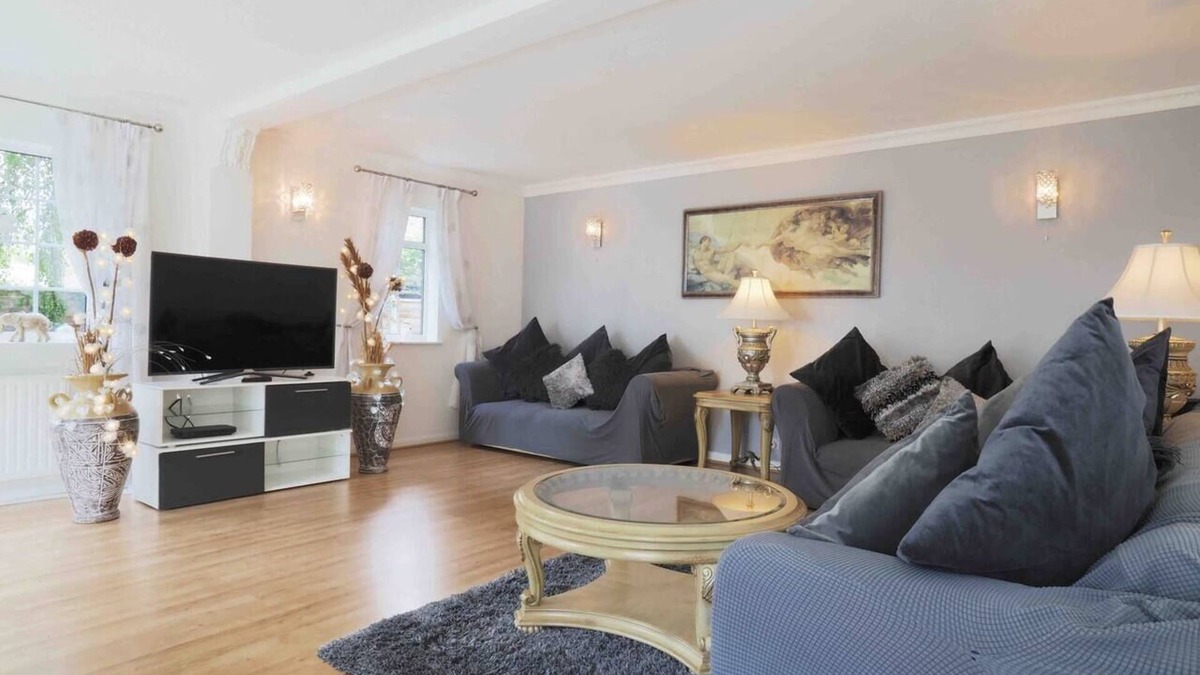 Hythe House | Inviting 7-Bed House with sea views in Hythe.
