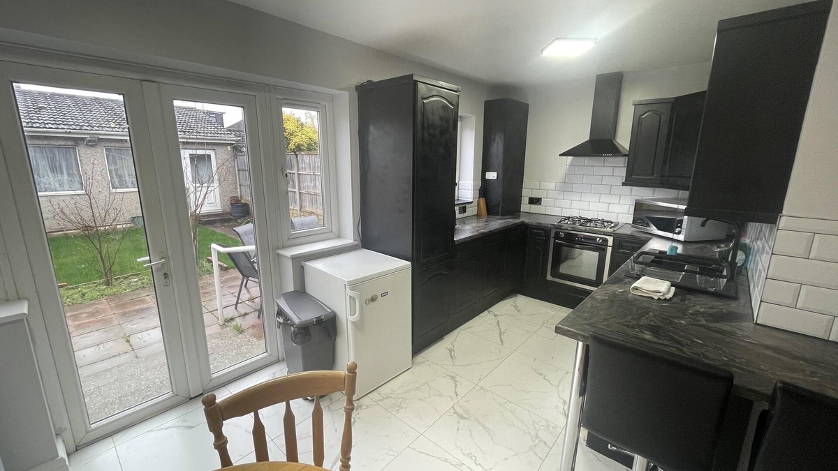 Pinkwell Apartment | Inviting Apartment in Hayes with Garden & Parking