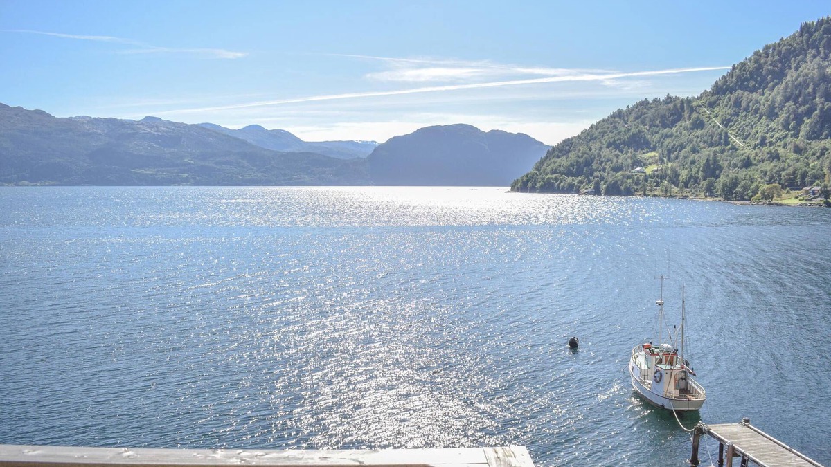Kvam Apartment | Inviting apartment with its own boat and fantastic location on the Hardangerfjord.